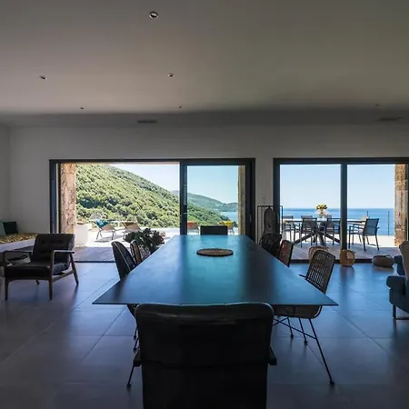 Villa Superbe villa de luxe avec piscine privée et vue magnifique mer, proche Ajaccio