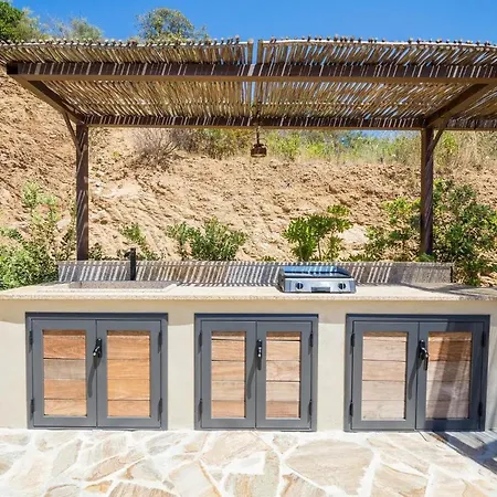 Villa Superbe villa de luxe avec piscine privée et vue magnifique mer, proche Ajaccio Calcatoggio (Corsica)