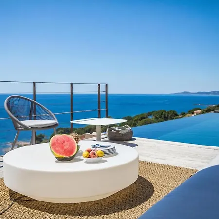 Superbe villa de luxe avec piscine privée et vue magnifique mer, proche Ajaccio