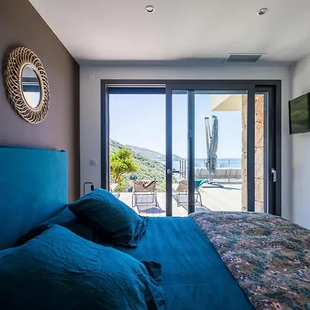 Superbe villa de luxe avec piscine privée et vue magnifique mer, proche Ajaccio *