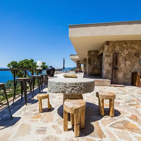 Villa Superbe villa de luxe avec piscine privée et vue magnifique mer, proche Ajaccio