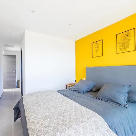 Villa Superbe villa de luxe avec piscine privée et vue magnifique mer, proche Ajaccio