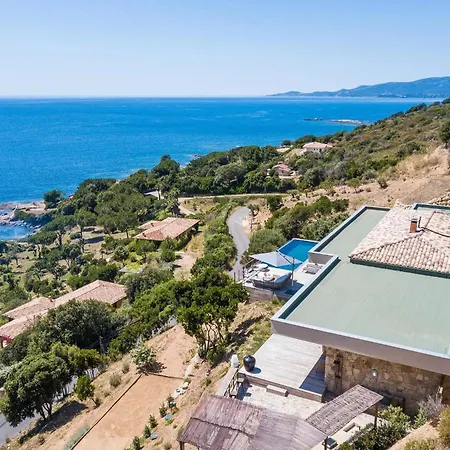 Superbe villa de luxe avec piscine privée et vue magnifique mer, proche Ajaccio *